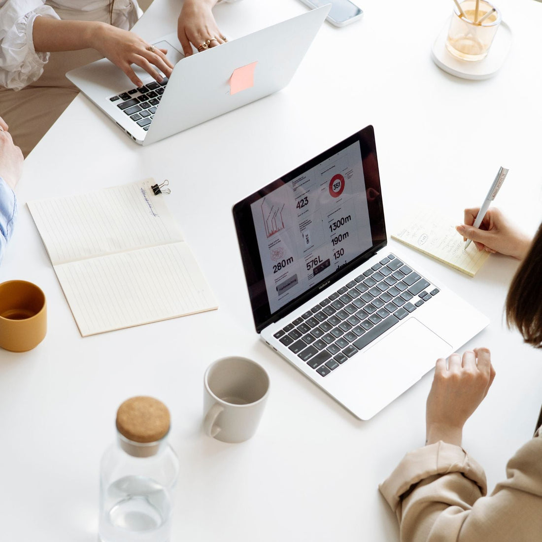 Dropshipping vs. własny magazyn – który model biznesowy wybrać?